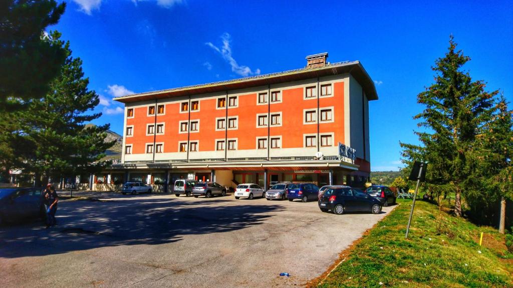 HOTEL HOLIDAYS